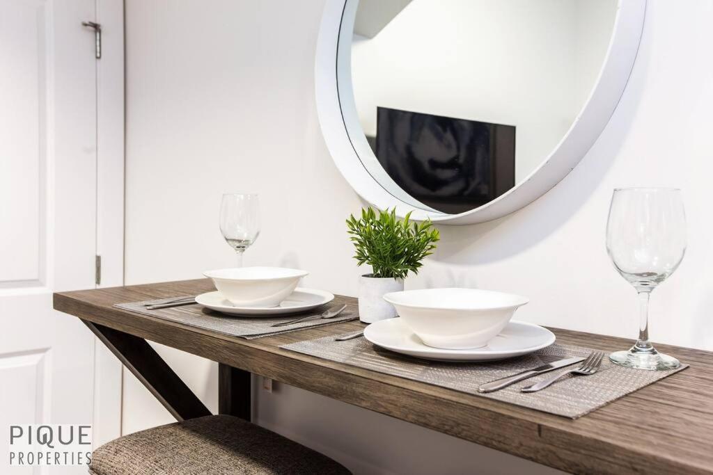 *New* Modern Suite King Bed! Netflix! Sleeps 4! Edmonton Exterior foto