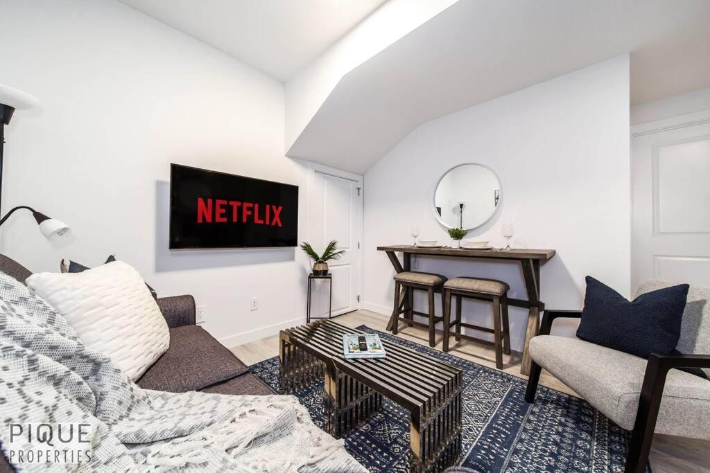 *New* Modern Suite King Bed! Netflix! Sleeps 4! Edmonton Exterior foto